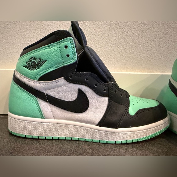 Air Jordan 1 Retro High OG 'Green Glow' - Picture 13 of 16